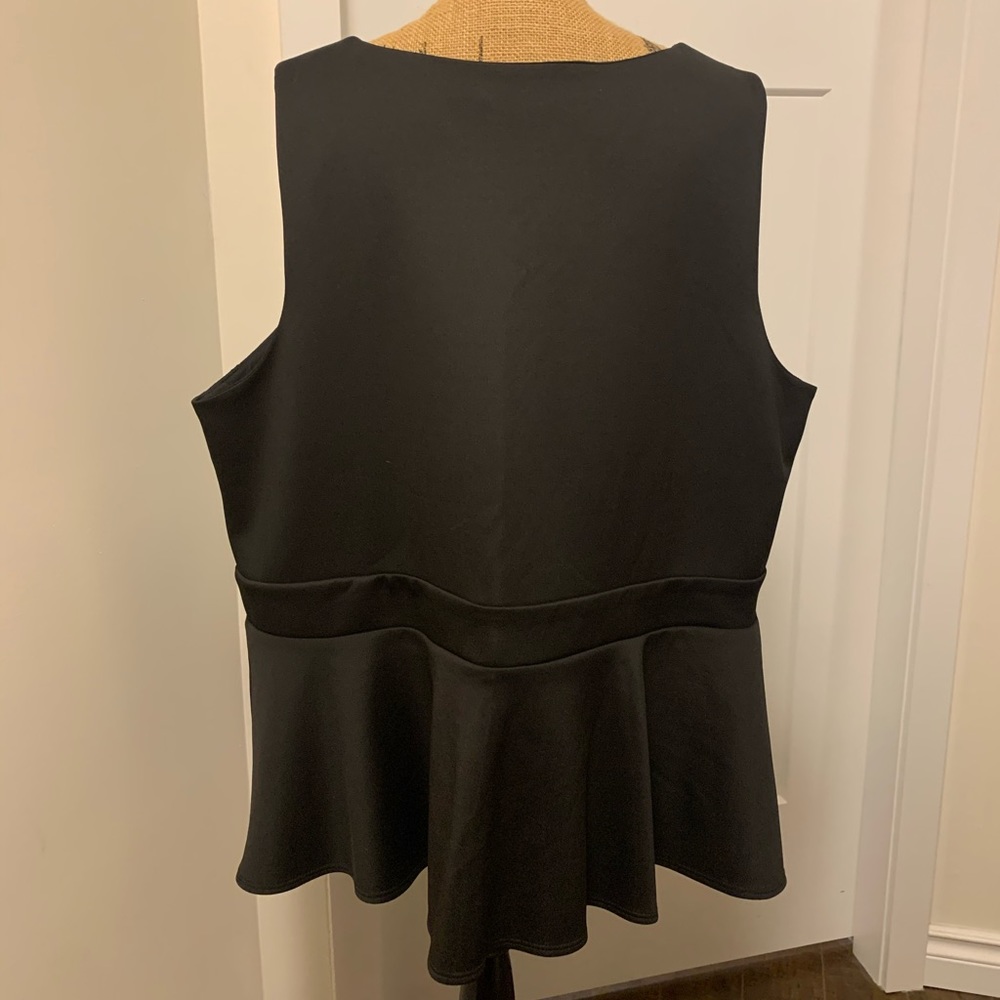 Black Peplum Top w/ Lace Appliqué 4X Additionelle - Picture 2 of 9